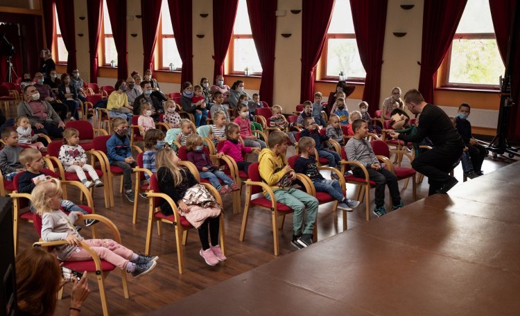 001 - Niedzielne Poranki Teatralne.jpg