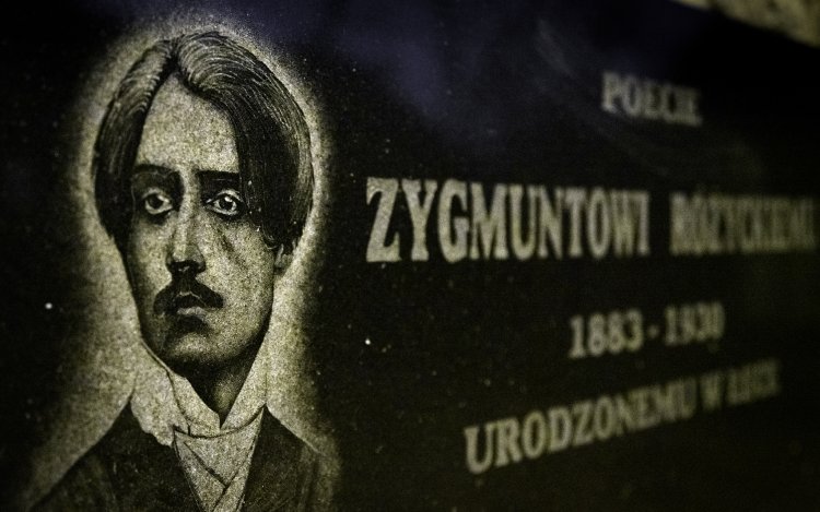 002 - Kwiaty pod pomnikiem Różyckiego.jpg