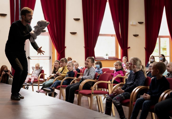 003 - Niedzielne Poranki Teatralne.jpg