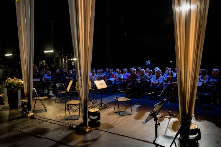 Widownia koncertu Wokół Konkursu Michała Spisaka, zasiadająca na scenie głównej Pałacu Kultury Zagłębia. IV Międzynarodowy Festiwal im. Michała Spisaka. Fot. Marek Wesołowski