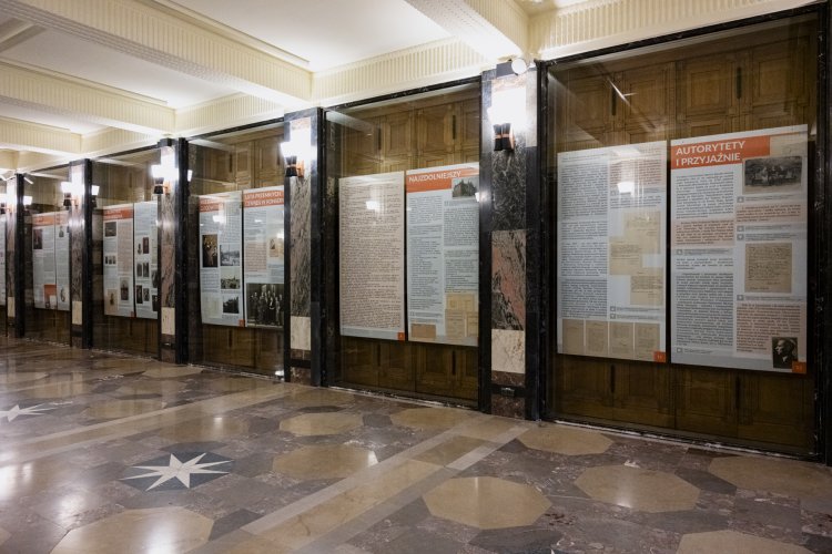 Plansze wystawy "Preludium do sukcesu. Niezwykła młodość Michała Spisaka", wiszące w Holu Głównym Pałacu Kultury Zagłębia w ramach IV Międzynarodowego Festiwalu im. Michała Spisaka. Fot. Marek Wesołowski