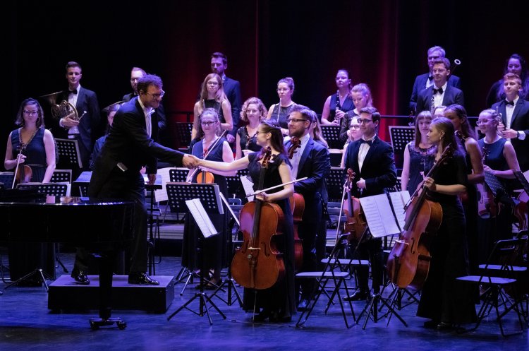 004 - Dąbrowianin w Paryżu-koncert.jpg