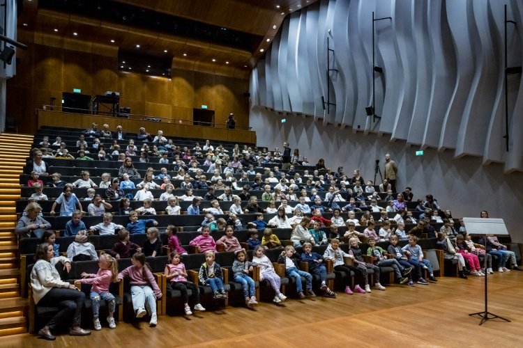 Widownia koncertu cyklu Kalejdoskop w Sali Kameralnej NOSPR, będącego wydarzeniem towarzyszącym IV Międzynarodowego Festiwalu im. Michała Spisaka