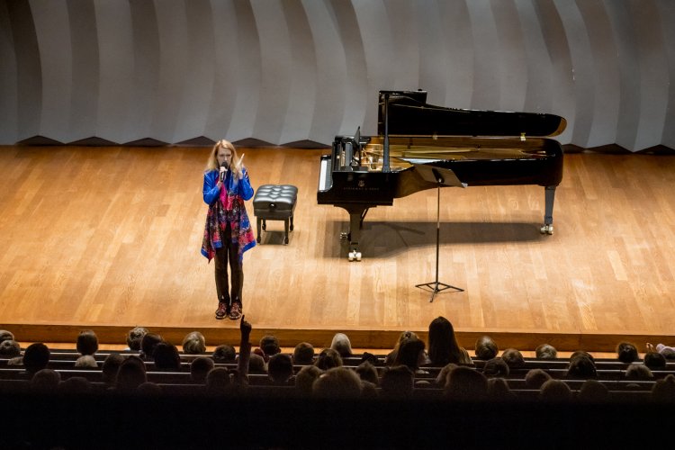 Aleksandra Batog prowadzi koncert cyklu Kalejdoskop w Sali Kameralnej NOSPR, będącego wydarzeniem towarzyszącym IV Międzynarodowego Festiwalu im. Michała Spisaka