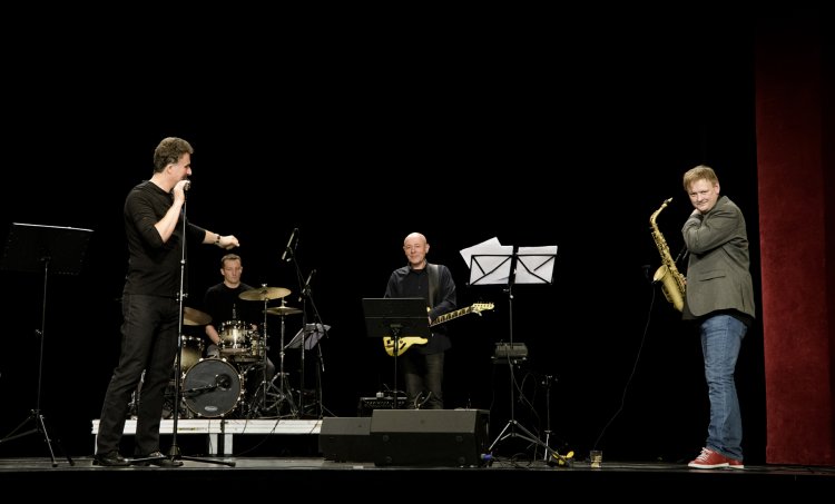 005 - W Zieloną Gramy-Darek Ziółek z zespołem.jpg