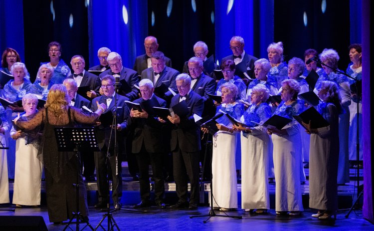 005- Chór Zorza - Z latem w tle.jpg