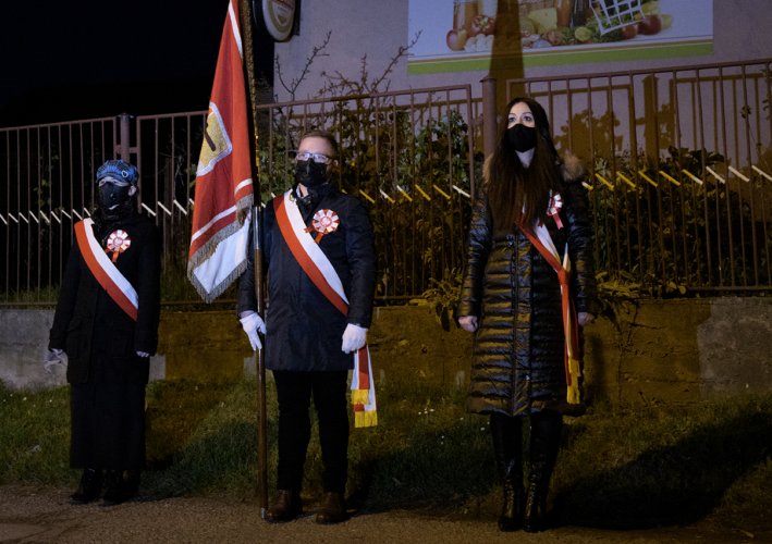 006 - Kwiaty pod pomnikiem Różyckiego.jpg