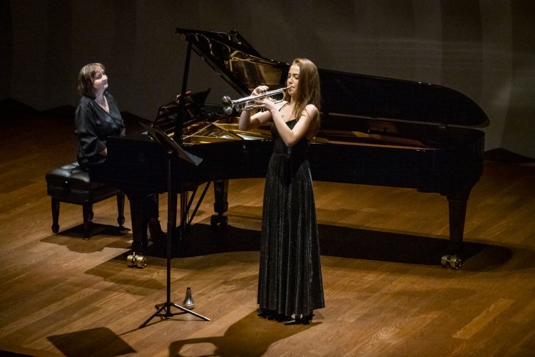 Amelia Kowalewska gra na trąbce, w tle Anna Czaicka-Jaklewicz grająca na fortepianie w ramach koncertu cyklu Kalejdoskop w Sali Kameralnej NOSPR, będącego wydarzeniem towarzyszącym IV Międzynarodowego Festiwalu im. Michała Spisaka