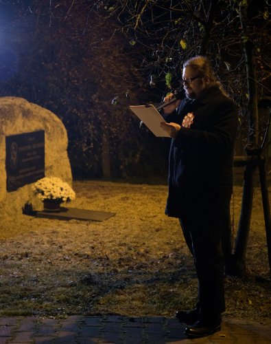 008 - Kwiaty pod pomnikiem Różyckiego.jpg