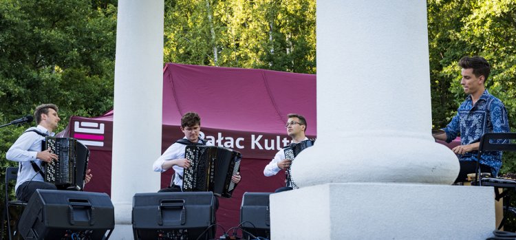 008 - W Zieloną Gramy-Symetrio.jpg