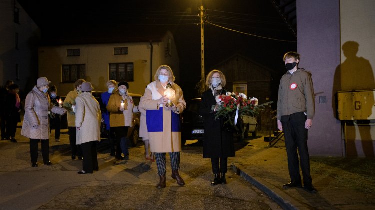 010 - Kwiaty pod pomnikiem Różyckiego.jpg