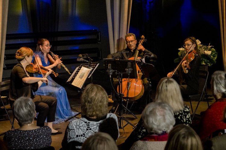Zespół Airis String Quartet grający w ramach koncertu Wokół Konkursu Michała Spisaka, na scenie głównej Pałacu Kultury Zagłębia. IV Międzynarodowy Festiwal im. Michała Spisaka. Fot. Marek Wesołowski