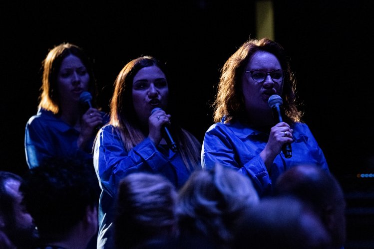 012 - Dom murem podzielony-premiera.jpg