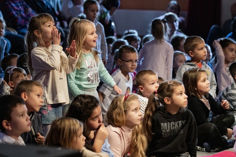 012 - Niedzielne Poranki Teatralne - O dwóch takich, co ukradli księżyc.jpg