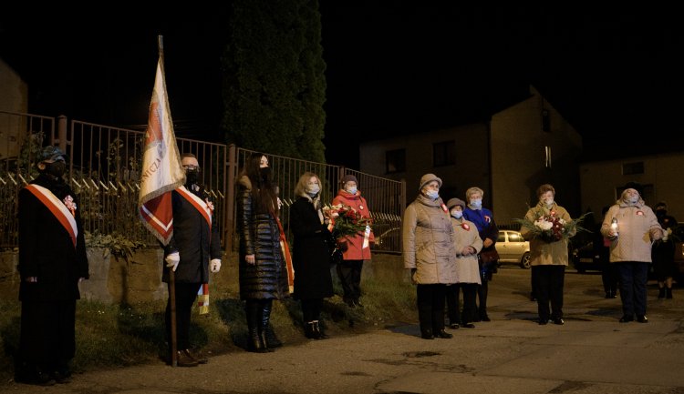 013 - Kwiaty pod pomnikiem Różyckiego.jpg