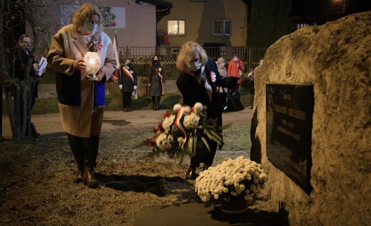 015 - Kwiaty pod pomnikiem Różyckiego.jpg