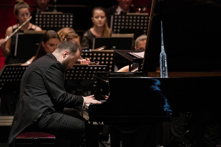 018 - Dąbrowianin w Paryżu-koncert.jpg