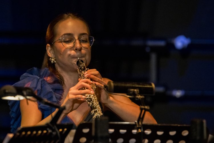 Paulina Sochaj grająca na oboju w ramach koncertu Wokół Konkursu Michała Spisaka, na scenie głównej Pałacu Kultury Zagłębia. IV Międzynarodowy Festiwal im. Michała Spisaka. Fot. Marek Wesołowski