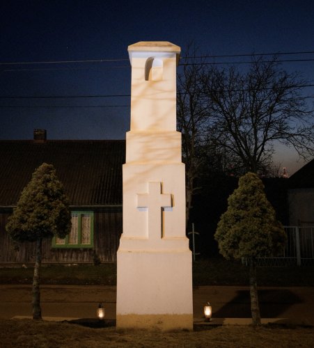 020 - Kwiaty pod pomnikiem Różyckiego.jpg