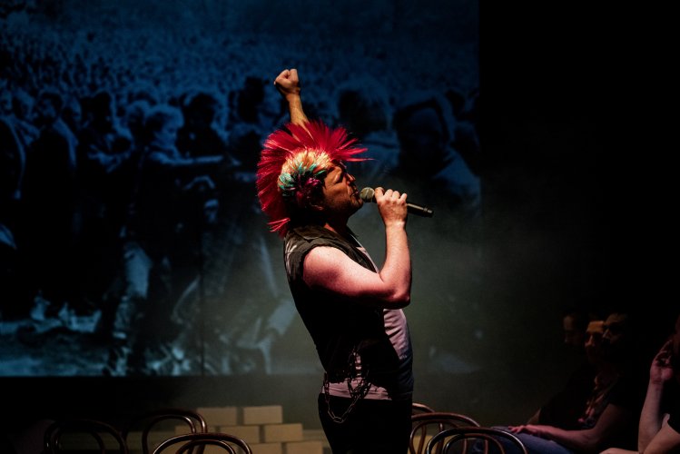 025 - Dom murem podzielony-premiera.jpg