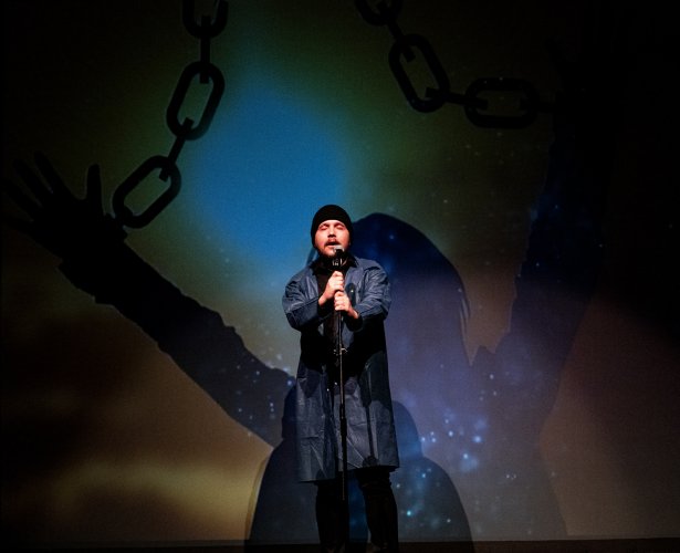 028 - Dom murem podzielony-premiera.jpg