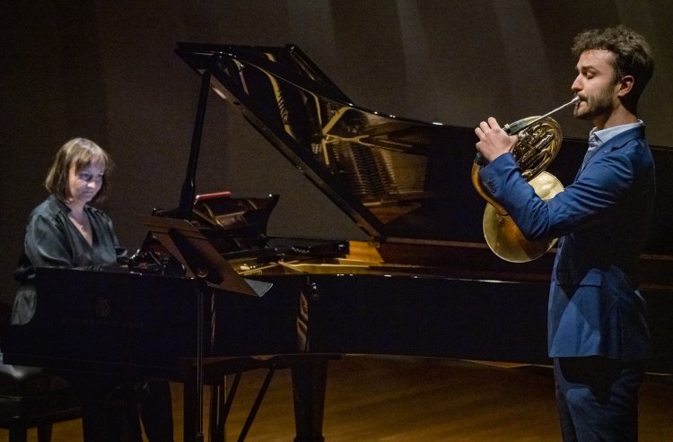 Daniel Schimmer gra na waltorni, w tle Anna Czaicka-Jaklewicz grająca na fortepianie w ramach koncertu cyklu Kalejdoskop w Sali Kameralnej NOSPR, będącego wydarzeniem towarzyszącym IV Międzynarodowego Festiwalu im. Michała Spisaka