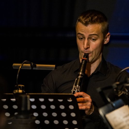 Mateusz Sowa grający na klarnecie w ramach koncertu Wokół Konkursu Michała Spisaka, na scenie głównej Pałacu Kultury Zagłębia. IV Międzynarodowy Festiwal im. Michała Spisaka. Fot. Marek Wesołowski