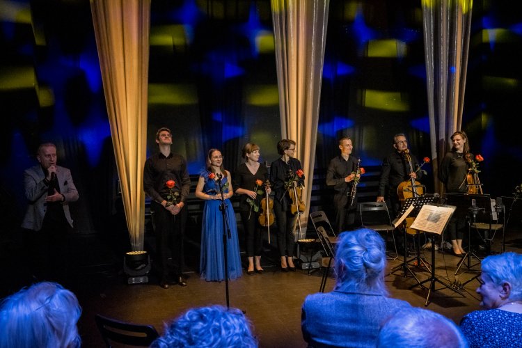 Zakończenie koncertu Wokół Konkursu Michała Spisaka i wręczenie kwiatów artystom, na scenie głównej Pałacu Kultury Zagłębia. IV Międzynarodowy Festiwal im. Michała Spisaka. Fot. Marek Wesołowski