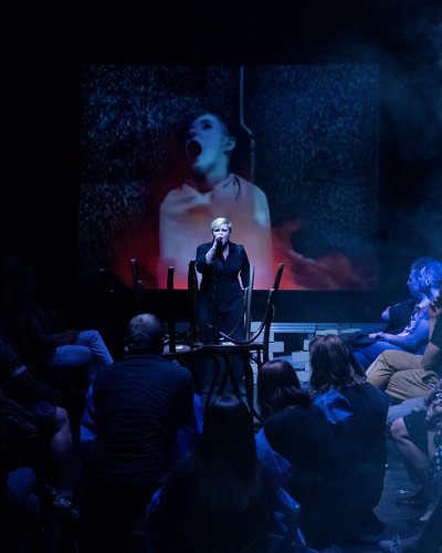 045 - Dom murem podzielony-premiera.jpg