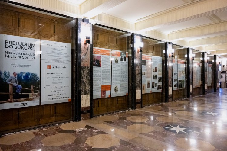 Plansze wystawy "Preludium do sukcesu. Niezwykła młodość Michała Spisaka", wiszące w Holu Głównym Pałacu Kultury Zagłębia w ramach IV Międzynarodowego Festiwalu im. Michała Spisaka. Fot. Marek Wesołowski 2