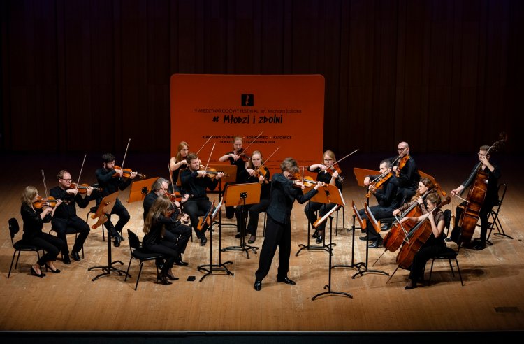 Śląska Orkiestra Kameralna na scenie sali koncertowej Zespołu Szkół Muzycznych w Sosnowcu - koncert "Niepowtarzalni" Fot. Marek Wesołowski