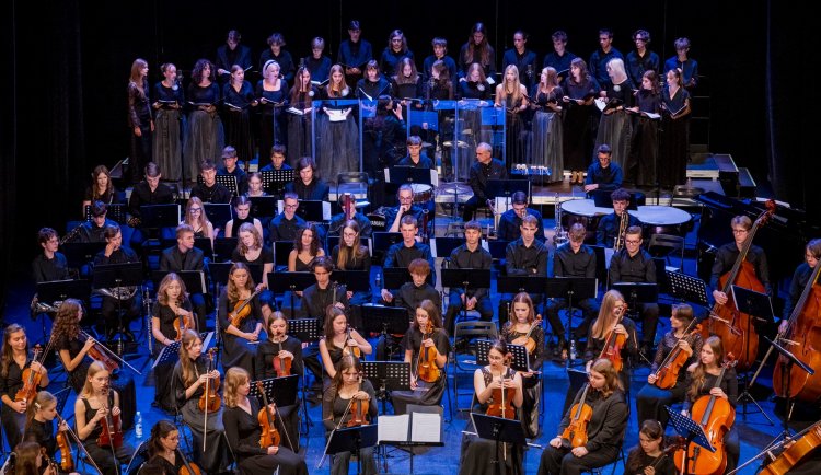 Orkiestra dęta, orkiestra smyczkowa i chór Młodej Filharmonii Międzyszkolnej na scenie Pałacu Kultury Zagłębia podczas koncertu "Na młodość, chór i orkiestrę" w ramach IV Międzynarodowego Festiwalu im. Michała Spisaka. Fot. Marek Wesołowski
