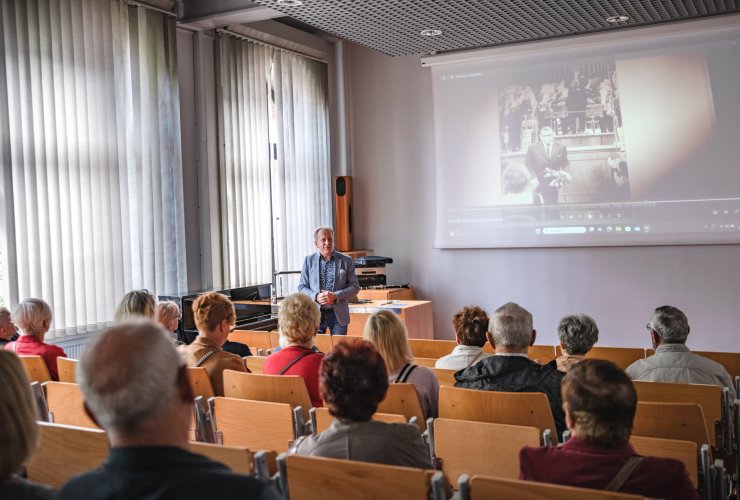 Uczestnicy zwiedzania biorą udział w krótkiej prelekcji o Michale Spisaku w jednej z sal wykładowych Akademii Muzycznej w Katowicach. Fot. Karolina Pazera