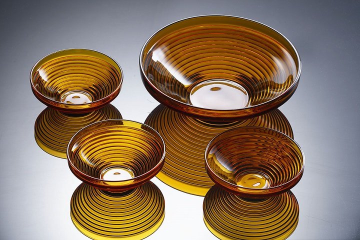 Kręgi, szkło sodowe, barwione w masie, prasowane, HSG Ząbkowice. lata 60 fot. Aleksander Iwaszkiewicz.jpg